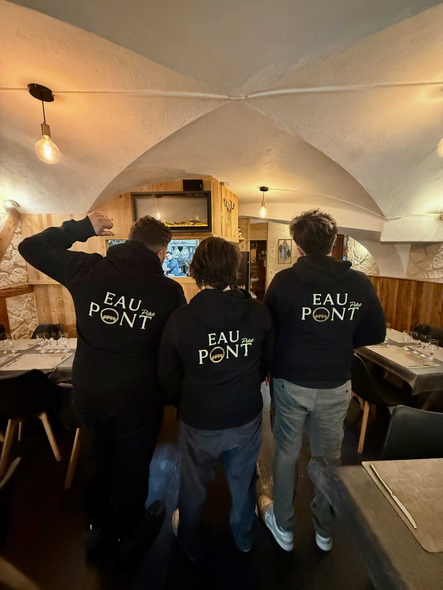 L'équipe du restaurant avec leurs sweats brodés