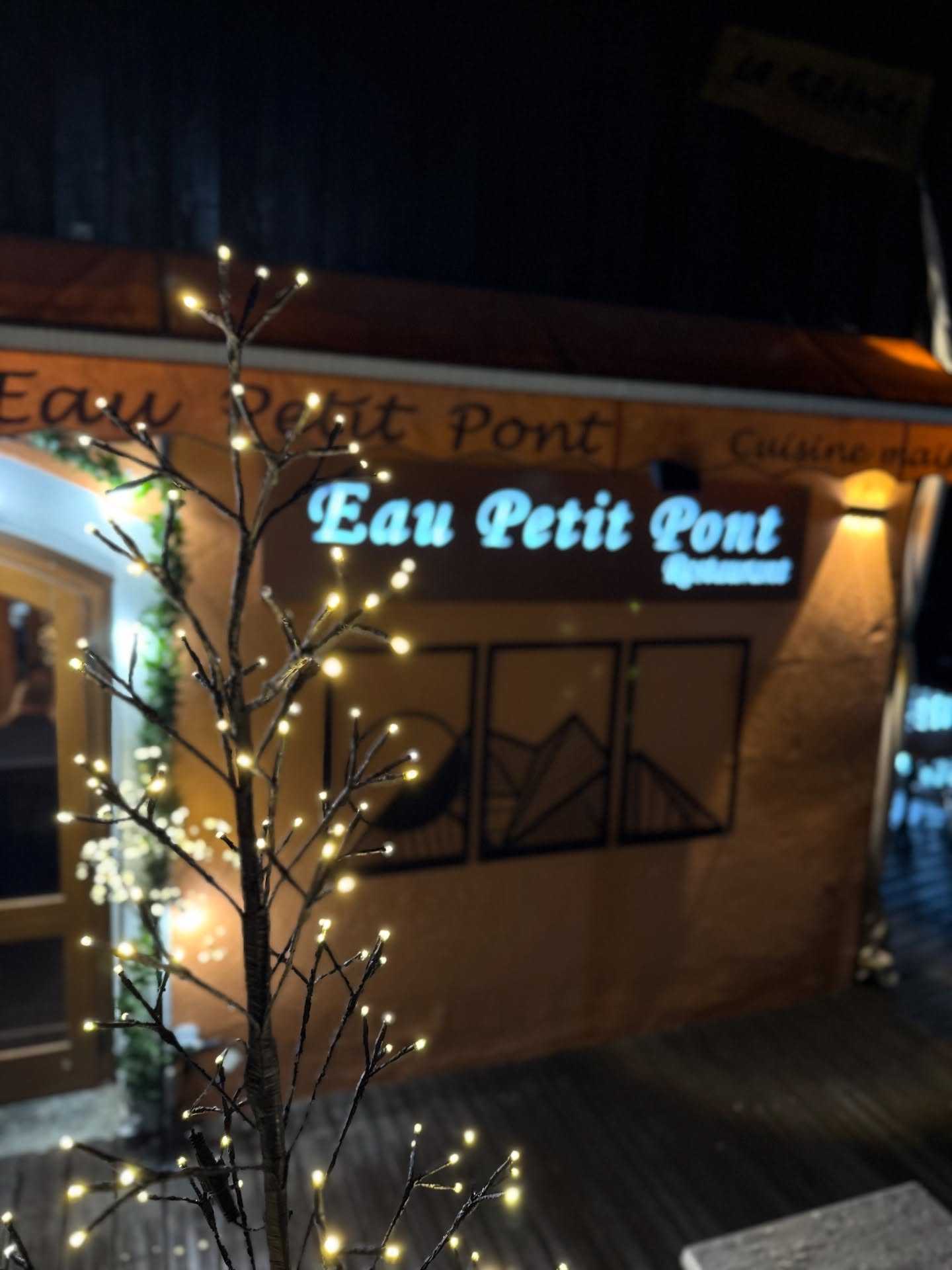 Restaurant décoré pour l'hiver avec guirlandes