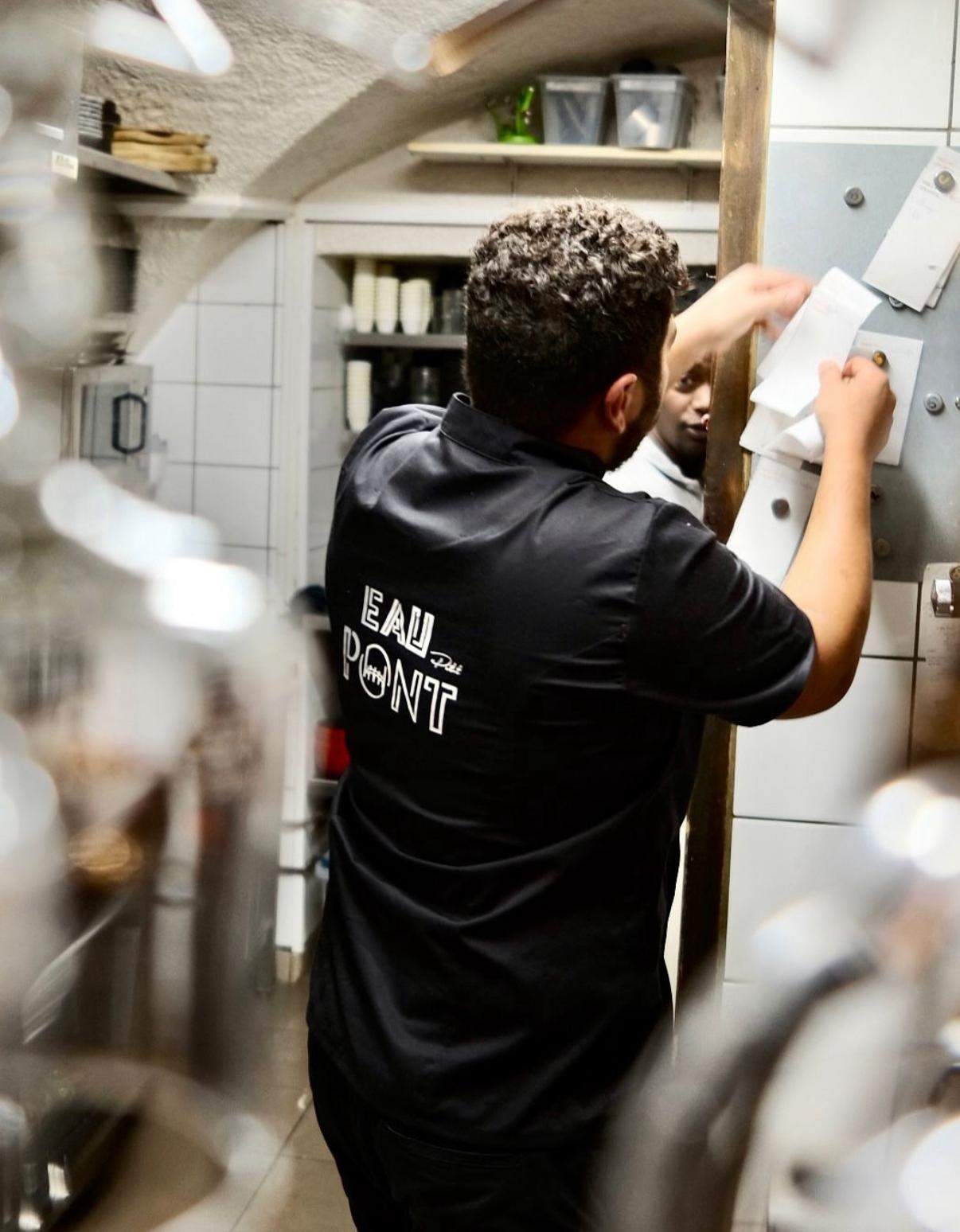 Le chef avec le polo Eau du Pont