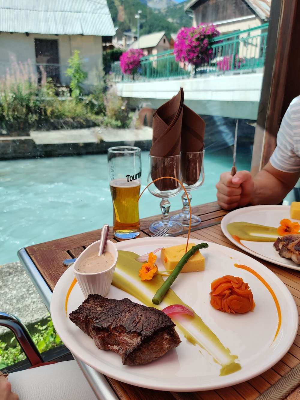 Vue sur la rivière turquoise depuis la terrasse