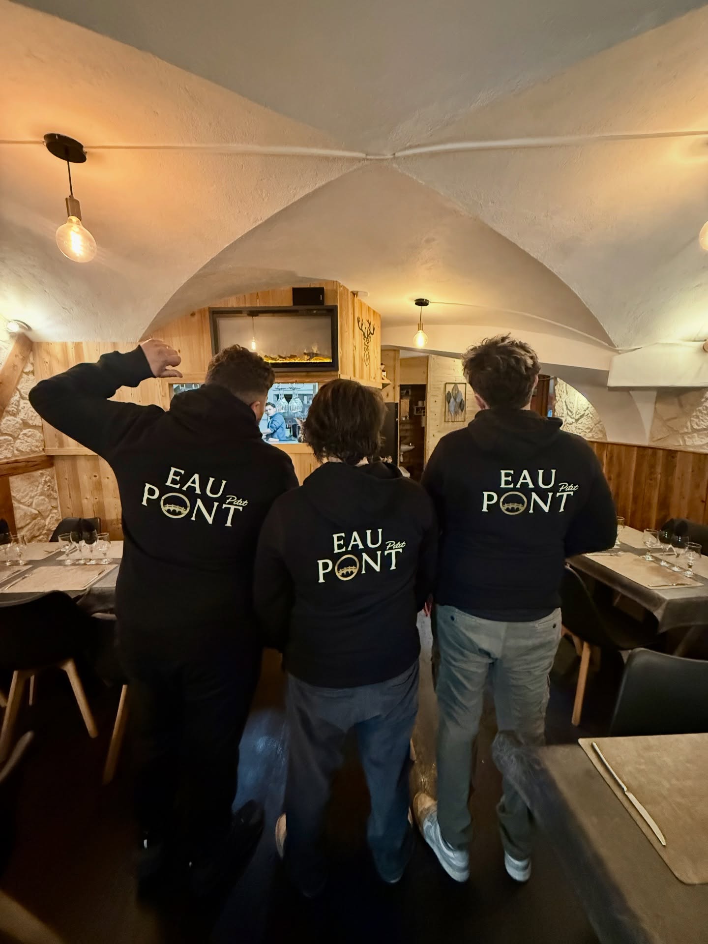 L'équipe du restaurant avec leurs sweats brodés
