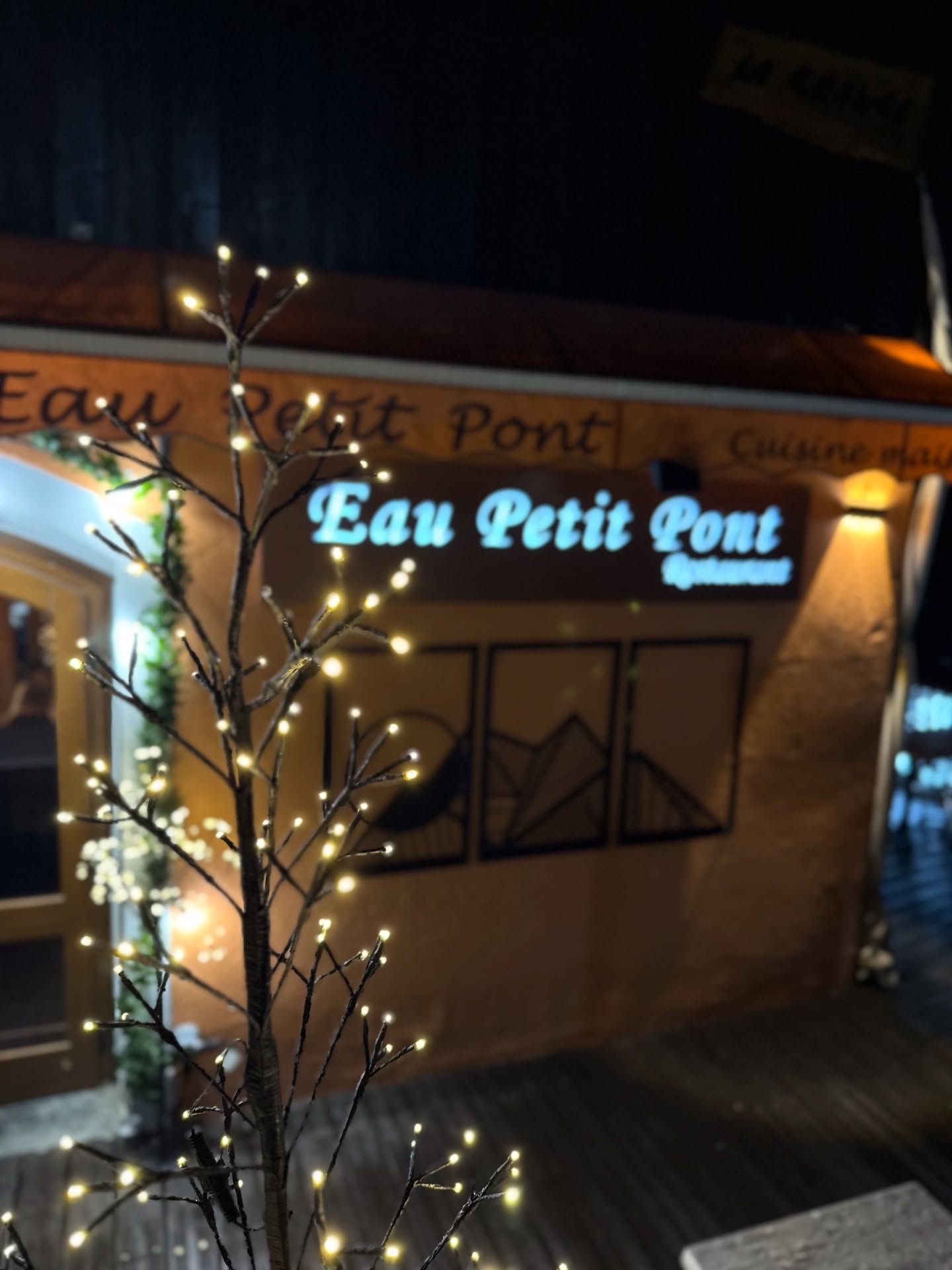 Restaurant décoré pour l'hiver avec guirlandes