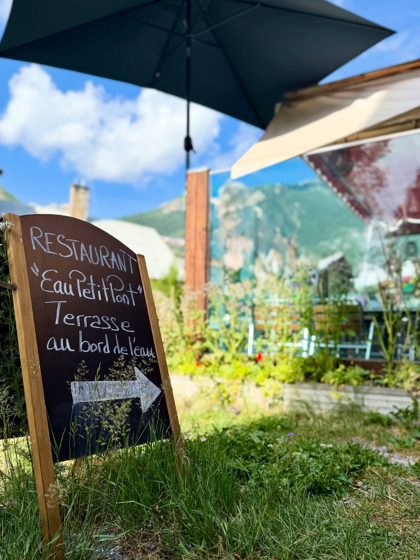 Terrasse d'été avec vue sur les montagnes